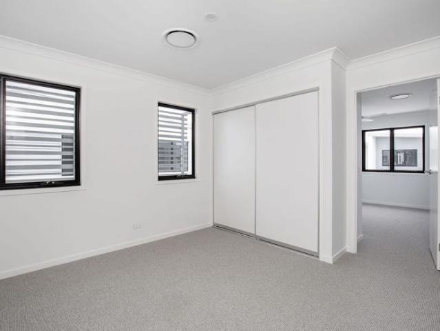 Luxury 3 Bedroom Townhouse in Solstice Quays with Solar