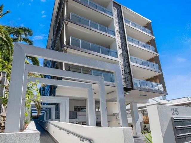 Luxury 3 bedrooms Apartment + 2 bathroom + 2 car park + 1 large storage