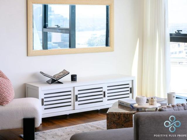 Luxury 3 Bedrooms Apartment with Harbour and City Views