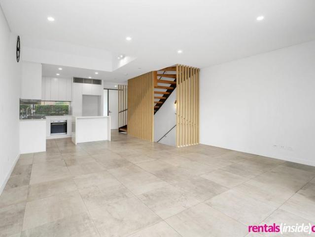 Luxury 3 Level Townhouse with Rooftop Terrace & Massive Garage