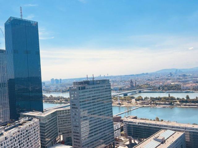 Luxury 3 Room Apartment with Panoramic Views Walking Distance to VIC