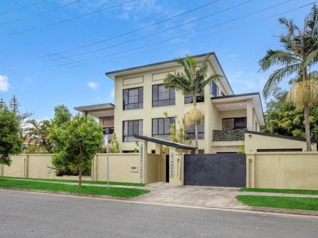 Luxury 3 storey House in central Surfers Paradise