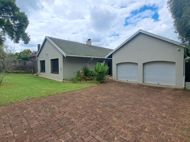Luxury 3Bed 2Bath Double Garage Secure Family Home With Flatlet and Sparkling Pool in Randpark Ridge