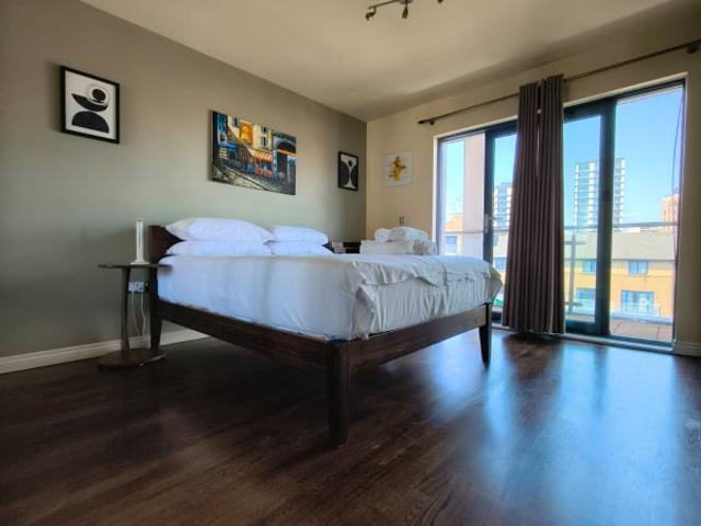 Luxury 1 bed, 24/7 porter, parking, balcony, canal