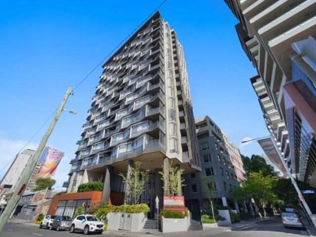 Luxury 1 Bedroom Plus Large Study in Lighthouse