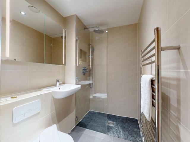 Luxury 2 bed 2 bath apartment in aldgate east