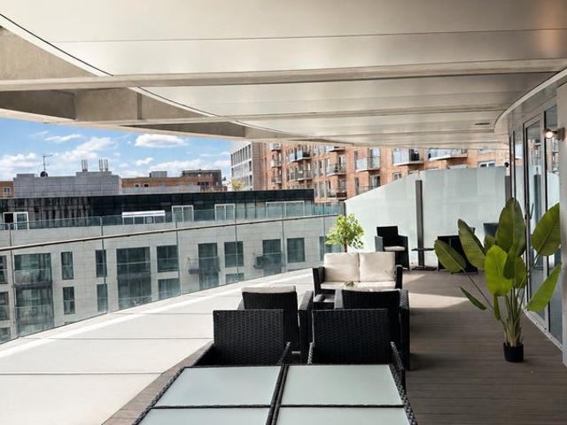 Luxury 2 Bed, 2 Bath Apartment in Canary Whatf
