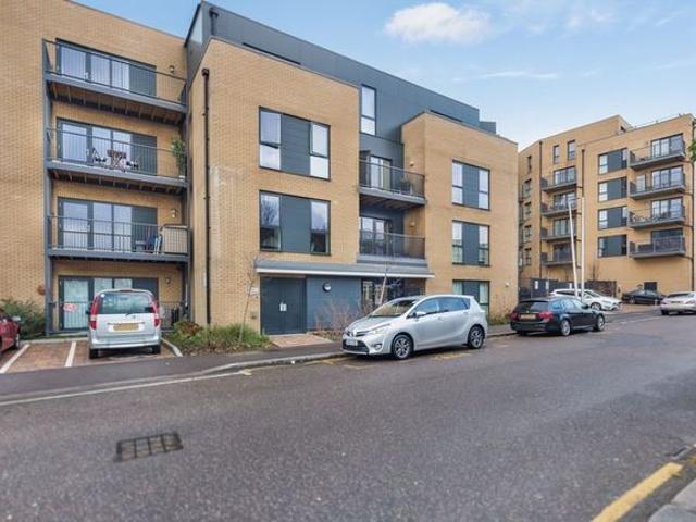Luxury 2 bed, 2 bath with Balcony, Gants Hill IG2