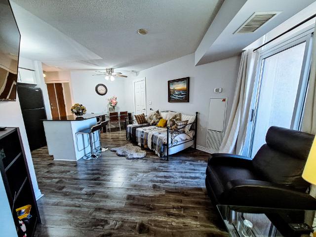 Luxury 2 Bed Condo w/ Pool & Amazing View Near Sq1