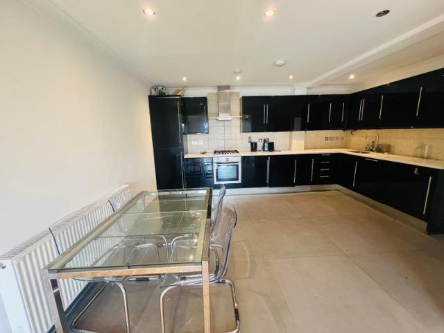 Luxury 2 Bed Apartment Near Mile End
