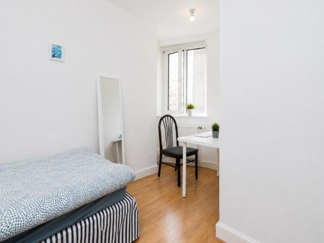 Luxury 2 Bed Apartment in Sloane Square, SW3 with Concierge