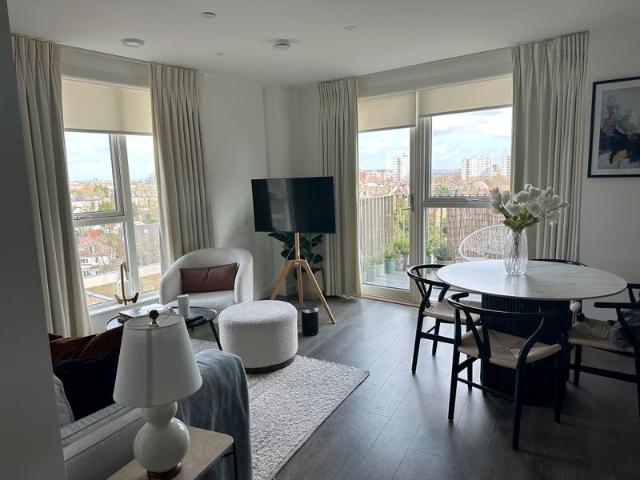 Luxury 2 Bed Flat *Top Floor
