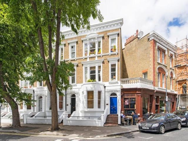Luxury 2 Bed Kensington flat with Private entrance