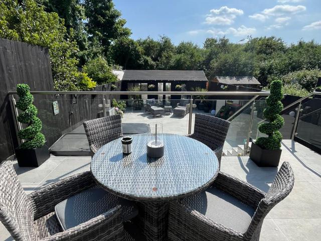 Luxury 2 Bed House with Hot Tub Cardiff