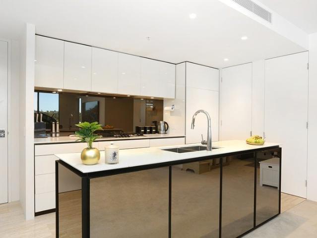 Luxury 2 Bed plus Study apartment with water views & North aspect