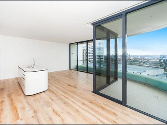 Luxury 2 Bedroom Apartment with Sweeping City Skyline and Harbour Views
