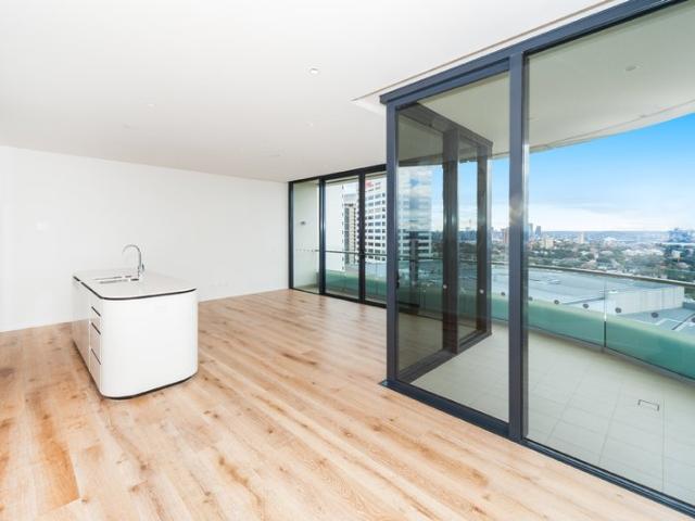 Luxury 2 Bedroom Apartment with Sweeping City Skyline and Harbour Views