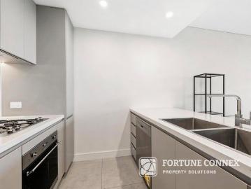 Luxury 2 Bedroom Apartment with Spectacular City & Parkland Views