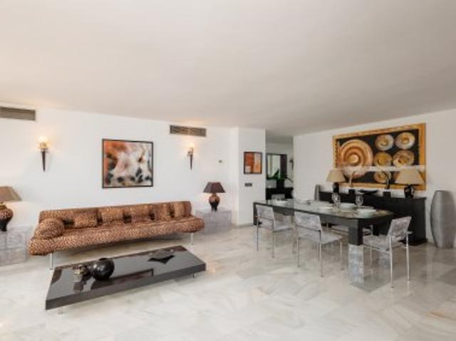 Luxury 2 bedroom beachside townhouse in Marbella with sea views, jacuzzi & private garage