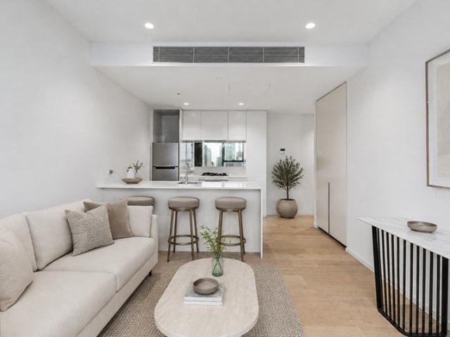 LUXURY 2 BEDROOM LIVING WITH SPECTACULAR CITY & BAY VIEWS