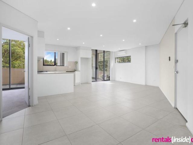 Luxury 2 bedroom penthouse apartment, walk to train