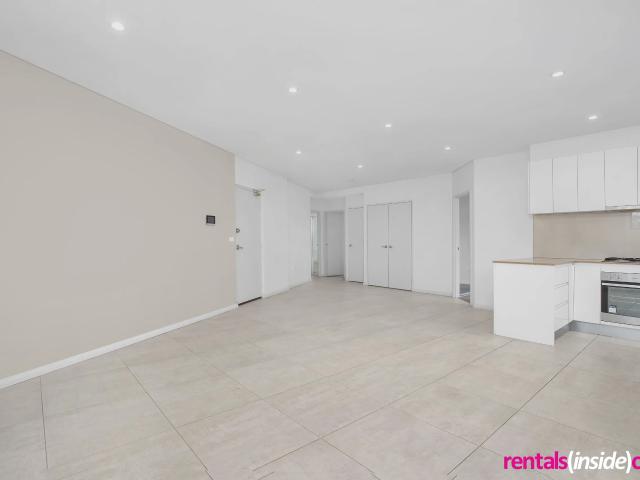 Luxury 2 bedroom penthouse apartment, walk to train: apartment to let in 10/34 Lane Street, WENTWORTHVILLE NSW 2145 2 bed
