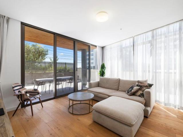Luxury 2 Bedroom Waterfront Apartment with Resort Amenities