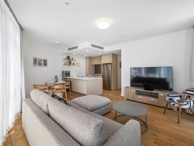 Luxury 2 Bedroom Waterfront Apartment with Resort Amenities