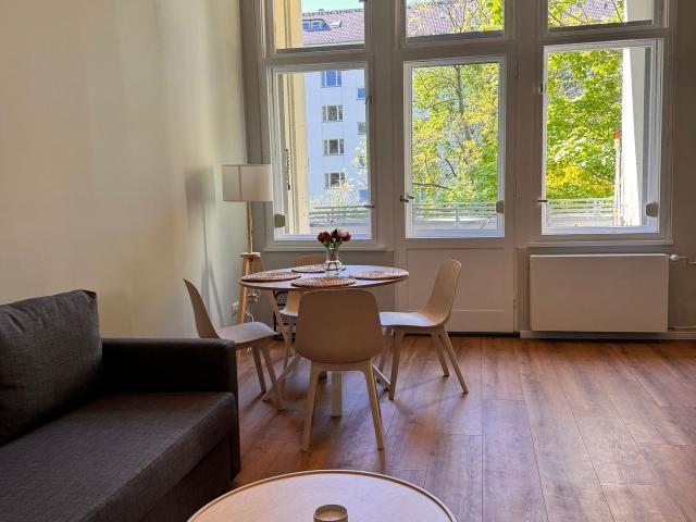 Luxury 2 room flat, fully renovated 2025, completely quiet, Balcony, top location near Kudamm, 50m to Subway, Berlin Amsterdam Apartments for Rent