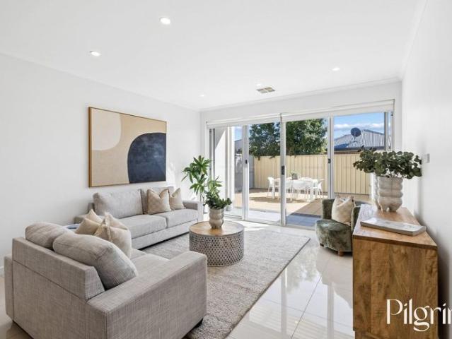 LUXURY 2 STOREY TORRENS TITLED TOWNHOME PERFECTLY POSITIONED BETWEEN THE CITY AND THE SEA