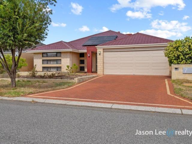 LUXURY 4 BED 2 BATH + THEATRE ROOM