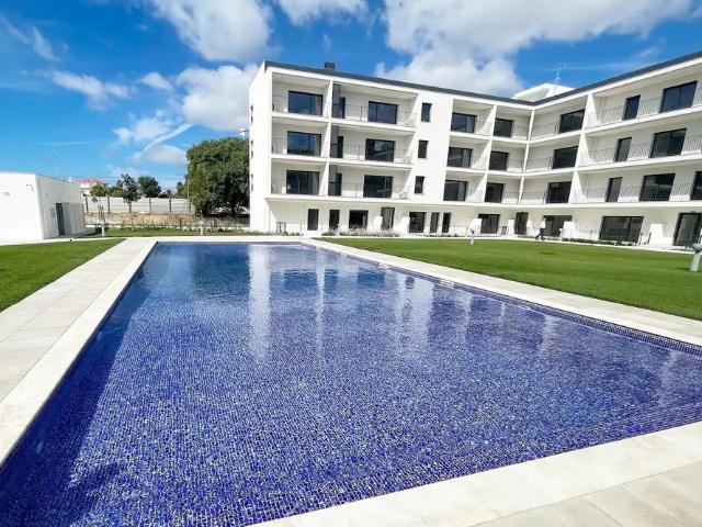 Luxury 4 bed apartment with Pool & Beach