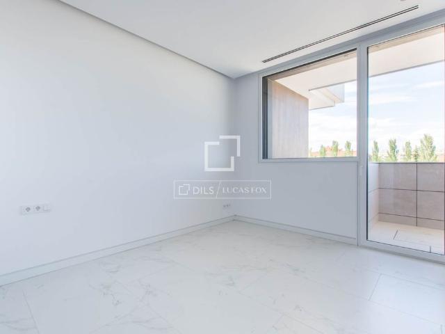 Luxury 4 bedroom apartment with an exceptional design for rent in a recently built private complex in the renowned urbanization La Finca LGC3, 10 minutes from the center of Madrid