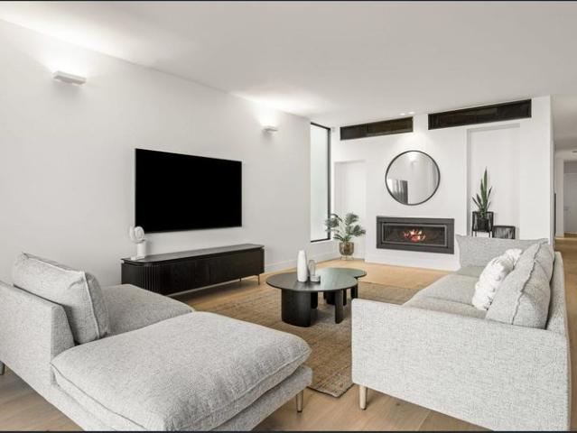 Luxury 4 Bedroom Beachside Apartment