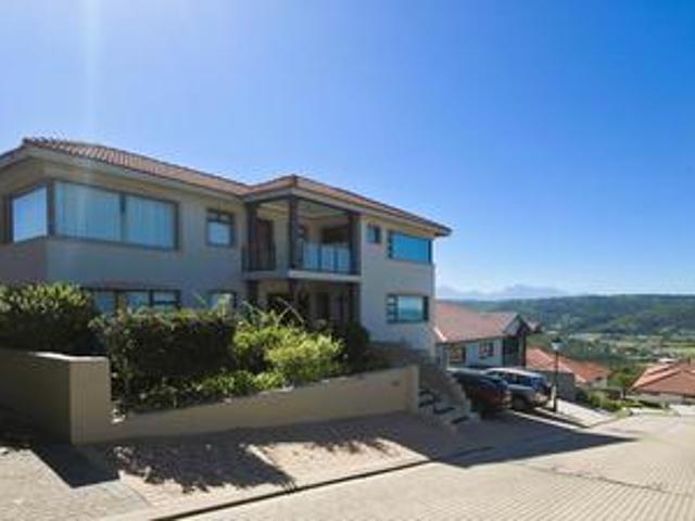 luxury 4 bedroom home with sea & mou.