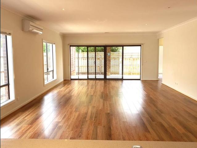 Luxury 4 bedroom plus study House for Rent available now!