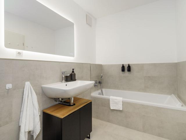 Luxury 4 Room Apt in Japandi Style I Prime Location I Family Friendly I Balcony I Kitchen I Netflix I Free Parking I 105 m2