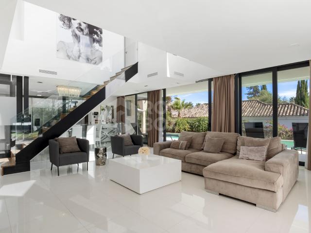 Luxury 5 Bedroom Villa in La Cerquilla, Nueva Andalucía with Golf Views