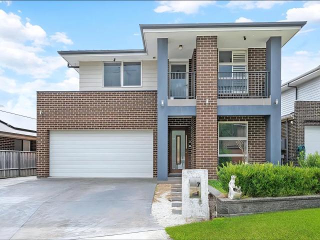 Luxury 5 bedroom, 3 bathroom family home with 6.6kW solar: house to let in 7 Berambing Street, THE PONDS NSW 2769 5 bed