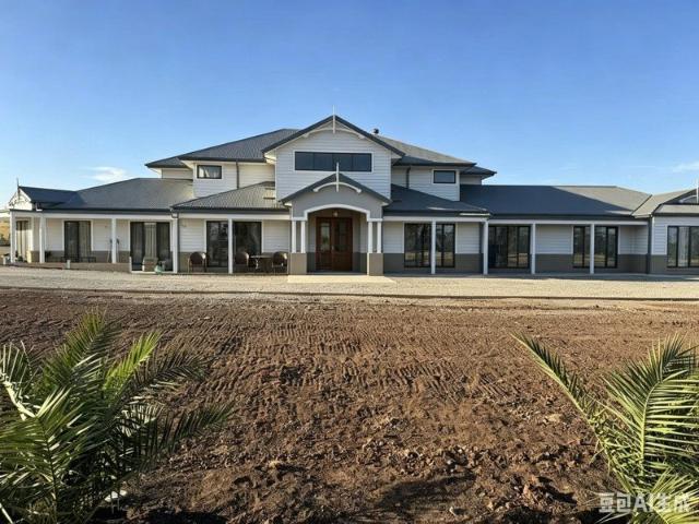 Luxury 68 Square Residence | 6 Bedrooms, 6 Bathrooms on Expansive Grounds