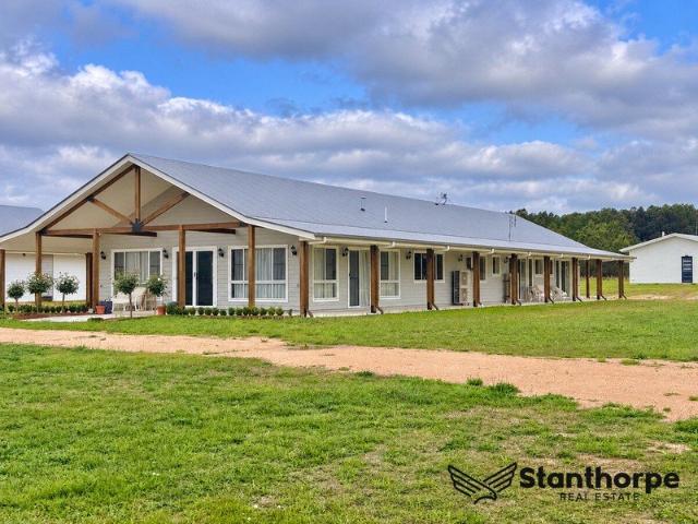 Luxury Country Living with Expansive Accommodation and Self Contained Cottage