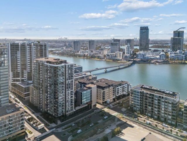 Luxury Courtyard Apartment in the Sought After Sirius Building