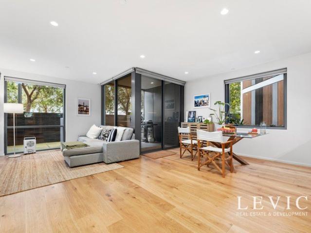 Luxury Courtyard Living in Prestigious Toorak Park