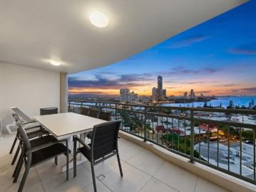 Luxury Coastal Apartment | The Meriton on Main Beach