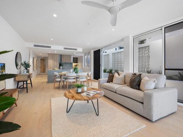 Luxury Coastal Living 140m from Bokarina Beach