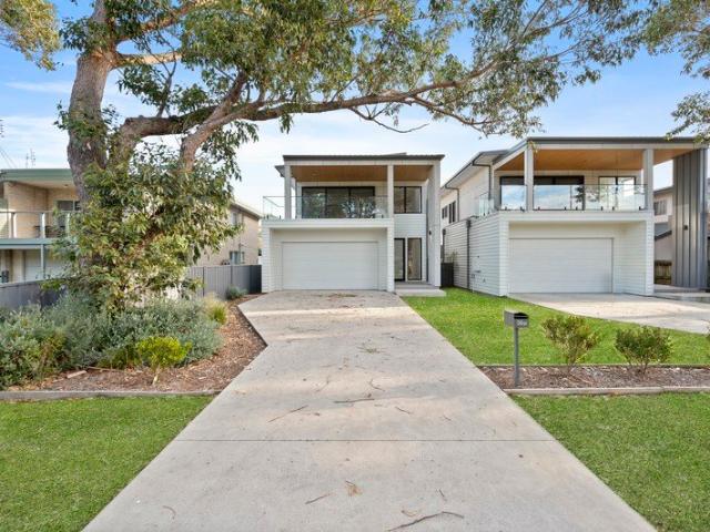 Luxury Coastal Living 400m from Broulee Beach