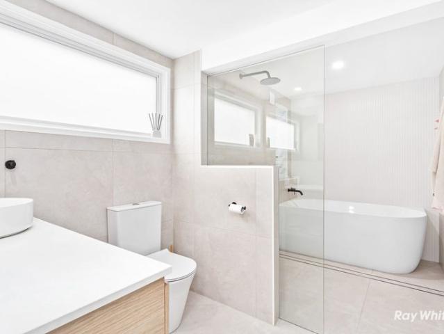 Luxury Coastal Living Exquisite 5 Bedroom Home Near Lammermoor Beach