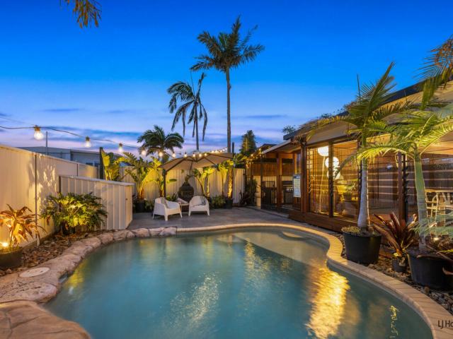 Relaxed Coastal Living � 400m from Tugun Beach Front with Pool