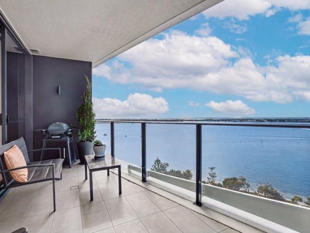 LUXURY COASTAL LIVING WITH MESMERISING BROADWATER VIEWS