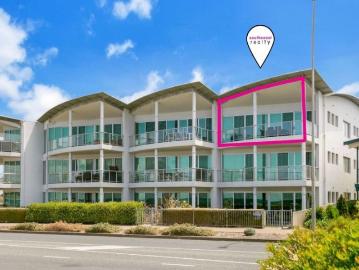 LUXURY COASTAL PENTHOUSE IN THE HEART OF VICTOR HARBOR!